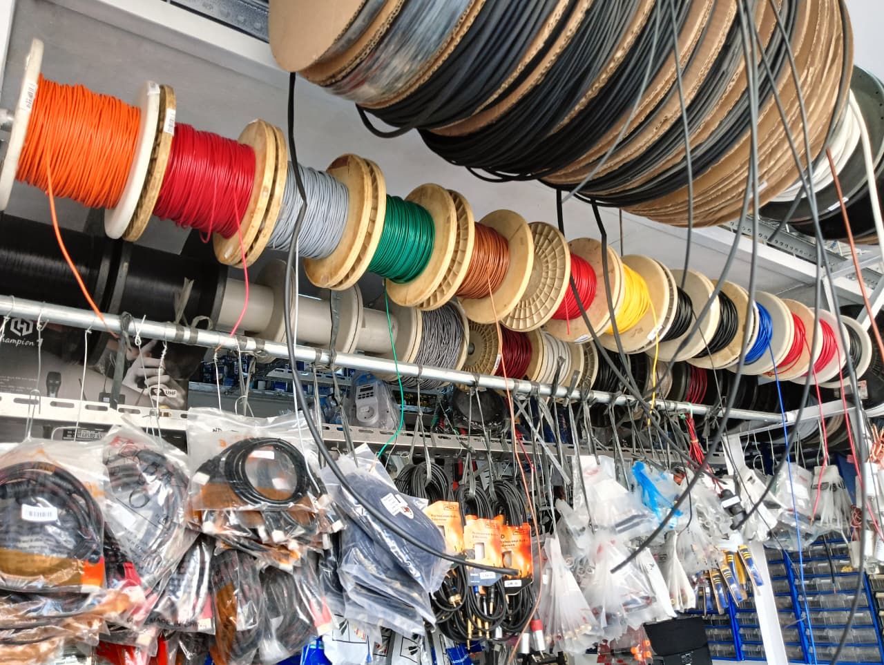 Rak komponen elektronik di toko Lautan Elektronik Garut