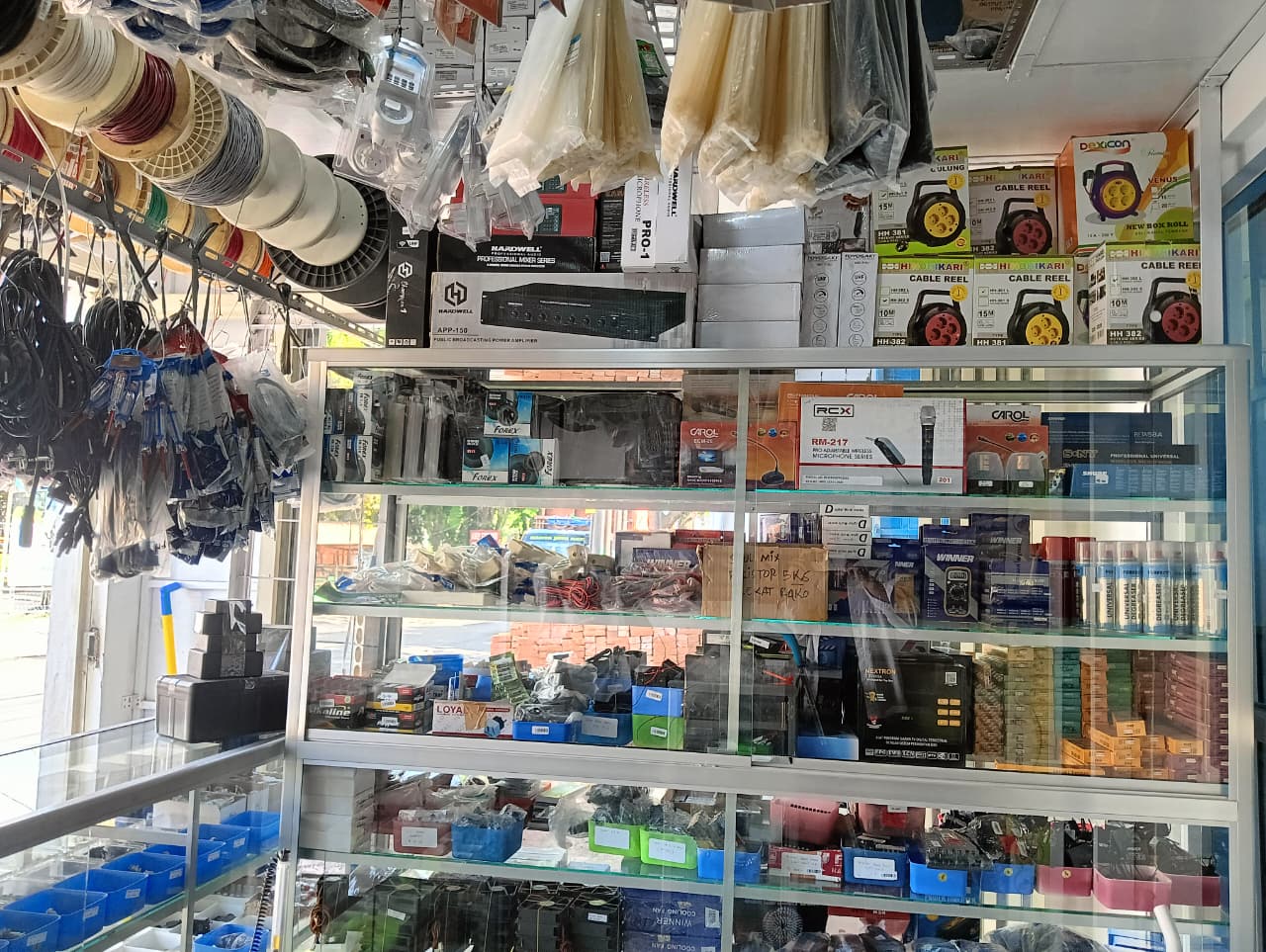 Display peralatan dan tools elektronik