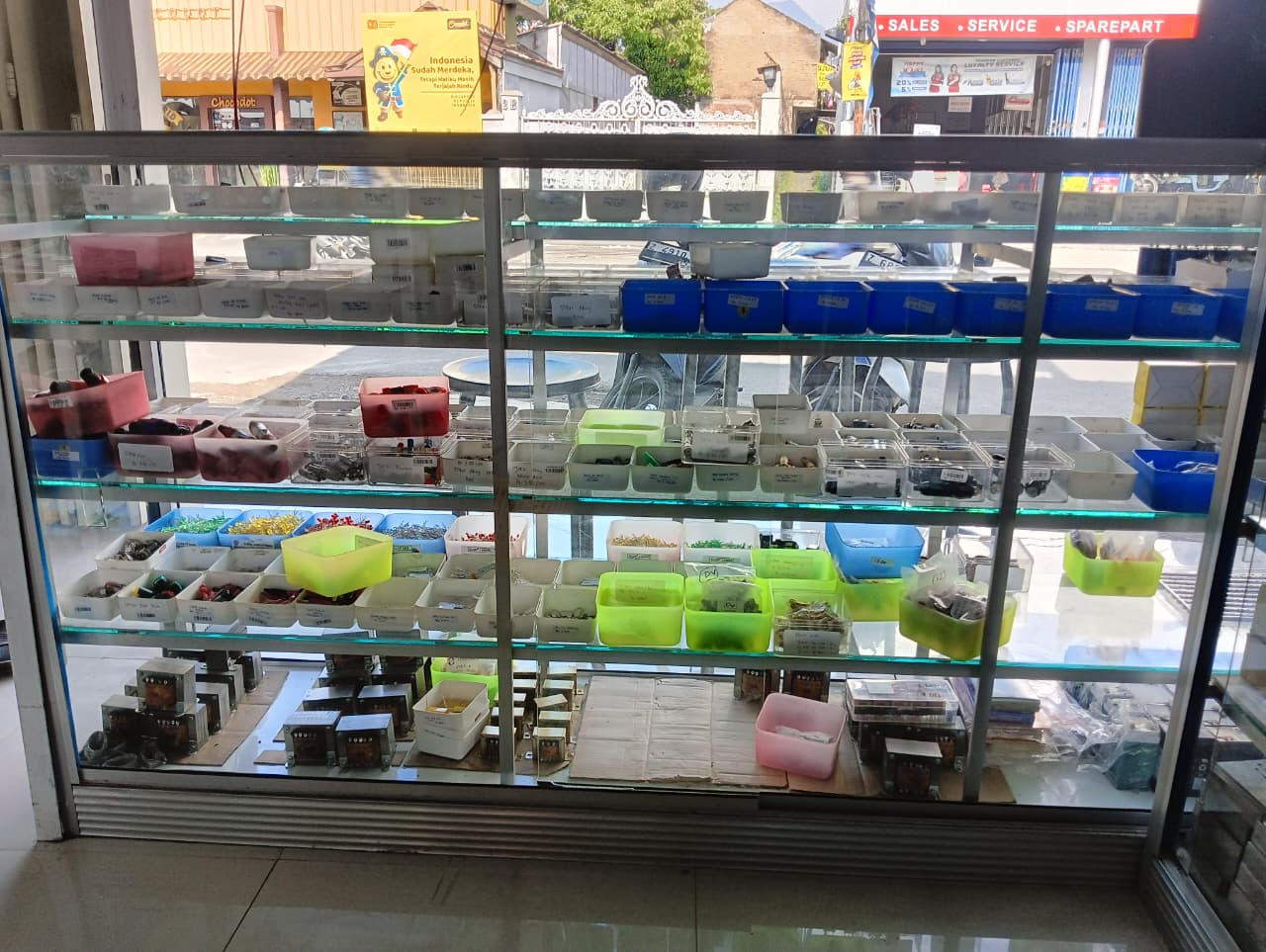 Tampak depan toko Lautan Elektronik di Tarogong Garut