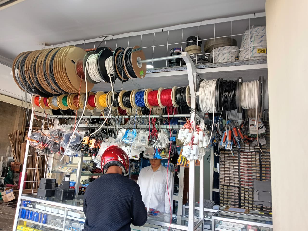 Interior dan display produk toko Lautan Elektronik Garut